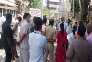 Central team visits Hyderabad containment zone to review COVID-19 situation  Central team visits Hyderabad  Hyderabad containment zone  COVID-19  Hyderabad  ഹൈദരാബാദ്  കൺടെയ്‌മെന്‍റ് സോൺ  മസബ് ടാങ്ക്  മസബ് ടാങ്ക്  കൊവിഡ്  കൊറോണ