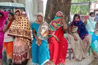 Women of Sherpura of vidisha district reached SDM office to demand food distribution in poor settlements