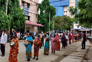 West Odisha Youth Forum distributes cooked food at Burla Medical