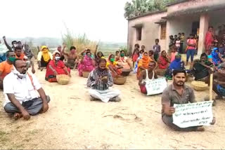 गिरिडीह में पूर्व विधायक ने दिया धरना, किसानों-मजदूरों की सहायता करने की मांग