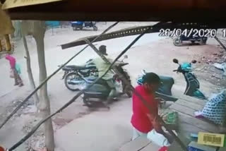 Thief escaped with scooty in Loni ghaziabad even during lockdown