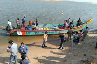 39 labour and fisherman reach odisha  by motor boat