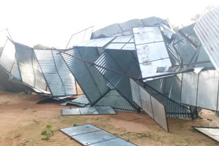 Roof of pavement shops blew in strong storm in hazaribagh