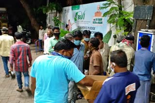 free-food-distribute-by-hanuman-petrol-bunk-owner