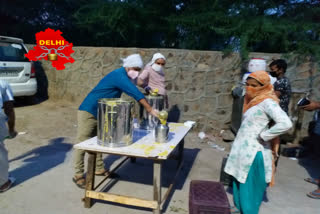 Seva Bharati feeding food to thousands of people daily in delhi during the lockdown