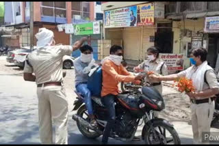 Police laid a tilak on the lockdown breakers