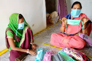 Women of Livelihood Mission in Dewas district preparing masks for prevention of corona