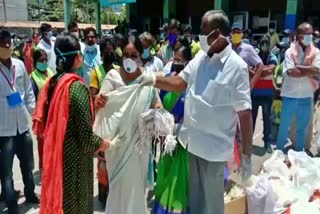 Somasekhara Reddy distributed the ration kit without social gap