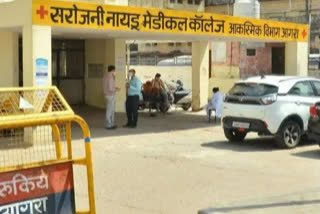 एसएन मेडिकल कॉलेज में  उपचार के अभाव में दम तोड़ रहे मरीज.