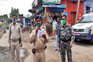 ASI of Bharkunda police station making people aware by singing song