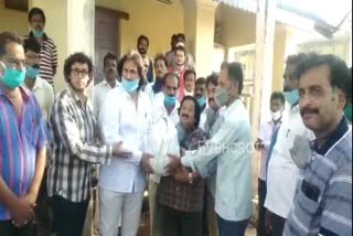 MLA Kumara Bangarappa distributes kit of groceries to journalists