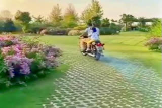 دھونی اور جیوا کی موٹرسائیکل سواری کا ویڈیو وائرل