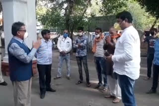 Former MLA and farmers transported a trolley to wheat collector office