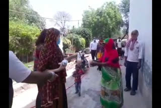 Delhi: Villagers feed stranded migrants in Ghitorni amid lockdown