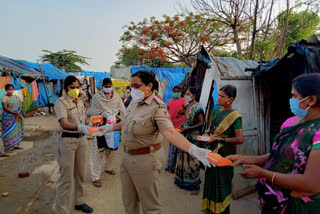 Police Issuing Sanitary Pads to Women Migrants in bengalore