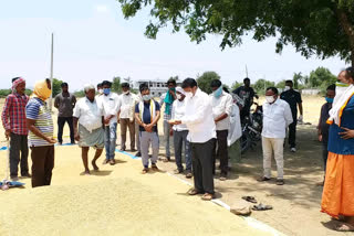 mla sridhar babu visited grain purchase center in manthani