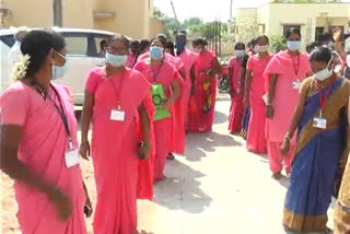 Asha workers in Raichur urging us to do health checkup