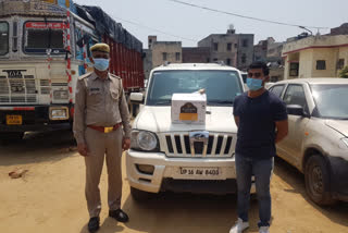 gautambudh nagar dadri police arrested a liquor smuggler during lockdown one absconded