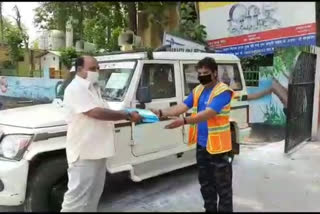 PPE kits Mohan Nagar Ashok Kansal Coronavirus ഇടിവി ഭാരത് ഇംപാക് മുനിസിപ്പൽ തൊഴിലാളി ഗാസിയാബാദ് പിപിഇ കിറ്റ്