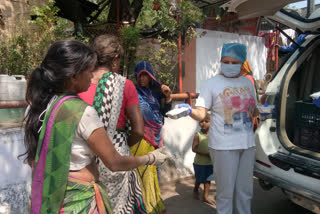 Priyanka Chaudhary councilor from Delhi Cantt is distributing food to the poor with Anant Sanstha