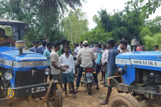 villagers of srikakulam dst narsapuram prohibit sand mining in lockdown period