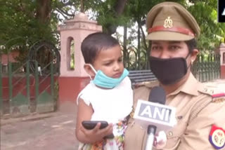 Sub Inspector Nida Arshi has brought her  toddler to duty amid CoronavirusLockdown