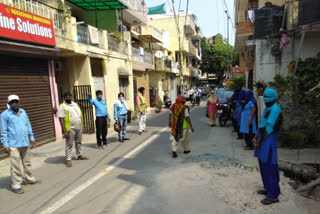 Councilor and former Mayor of Janakpuri Narendra Chawla distributed mask-sanitizer to MCD workers