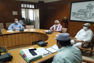 nitin-gadkari-held-a-meeting-through-video-conferencing