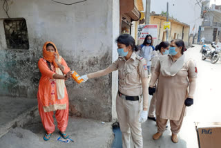 Women police team of Jaitpur police station is distributing sanitary pads during lockdown