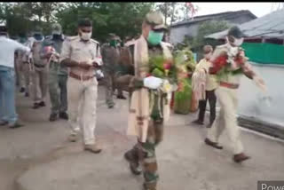 Police personnel honored by giving flower masks to the Corona Warriors in Mandla district