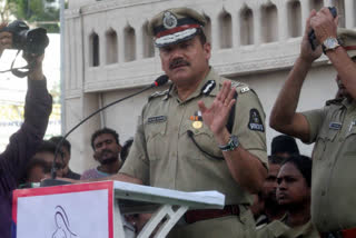 Hyderabad Police  Telangana  Mir Chowk  Golconda  Anjani Kumar  Cops Suspended  Lockdown  COVID 19  Novel Coronavirus  പൊലീസുകാര്‍ക്ക് സസ്പെൻഷൻ  മർദിച്ച് പരിക്കേല്‍പ്പിച്ചു  ഹൈദരാബാദ് പൊലീസ്ട  ഹൈദരാബാദ്  ലോക്ക് ഡൗൺ