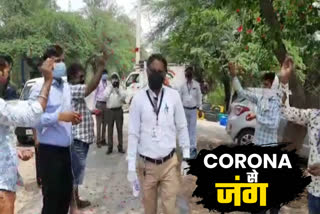 RSS volunteers have offered flowers to MCD employees by showering them with flowers during coronavirus