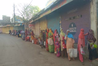 long-queues-for-rationing-in-rajgarh