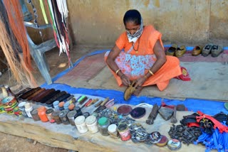 getting relief in lockdown kuntibai of narayanpur opened cobbler shop after a month