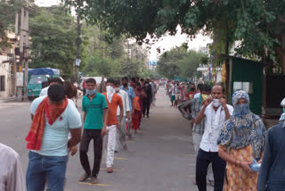 food distributed to needy people at noida sector-2 during lockdown