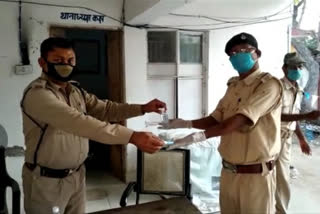 Sitamarhi: SI distributes security equipment among policemen