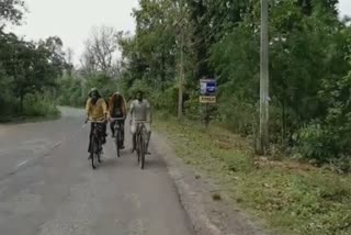 Three Oriya workers returned by bicycle from Surat to Ganjam