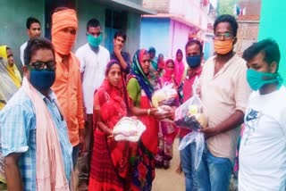 VHP and Bajrang Dal leaders engaged in Distributing food to people in giridih