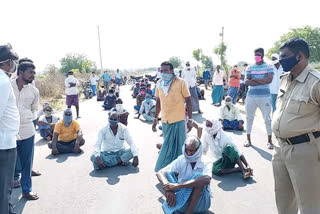 FARMERS PROTESTING FOR NOT PURCHASING PADDY