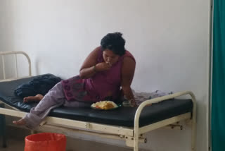 Health workers worried with a mad woman admitted for treatment in jamtara