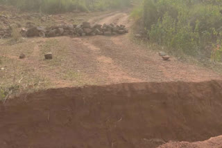 Naxalites closed the road to prevent corona in Narayanpur