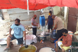 Kishori dai shodh peeth ngo distributing food to needy in delhi during lockdown