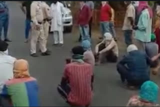 Poor people blocked road due to lack of ration in Bhopal