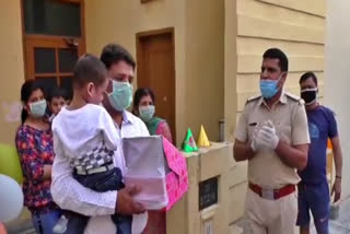 karnal-police-cut-birthday-cake-of-twins-during-lockdown