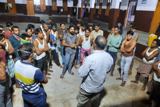 क्वॉरेंटाइन सेंटर में भूख हड़ताल, मजदूरों का भूख हड़ताल,  workers hunger strike, hunger strike at Quarantine Center