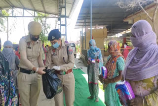 DSP Manjot Kaur distributes sanitary napkins to women living in slums areas