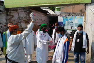 शाहजहांपुर में मुस्लिम धर्मगुरु ने सफाई कर्मचारियों का किया सम्मान
