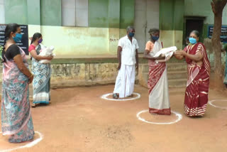 ஊரடங்கு - ஏழை மாணவர்களின் குடும்பங்களுக்கு உதவிய தமிழ்நாடு ஆரம்பப்பள்ளி ஆசிரியர்கள்