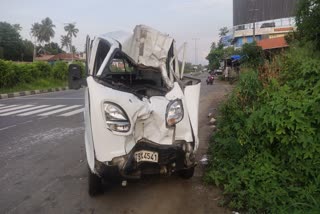 Auto taxi accident in Nandikara  നന്തിക്കരയിൽ ഓട്ടോ ടാക്‌സി അപകടം