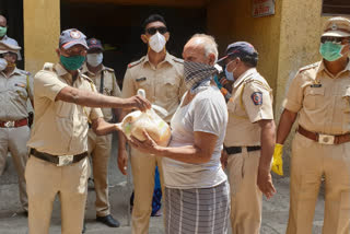 Thane police distributed foodgrains